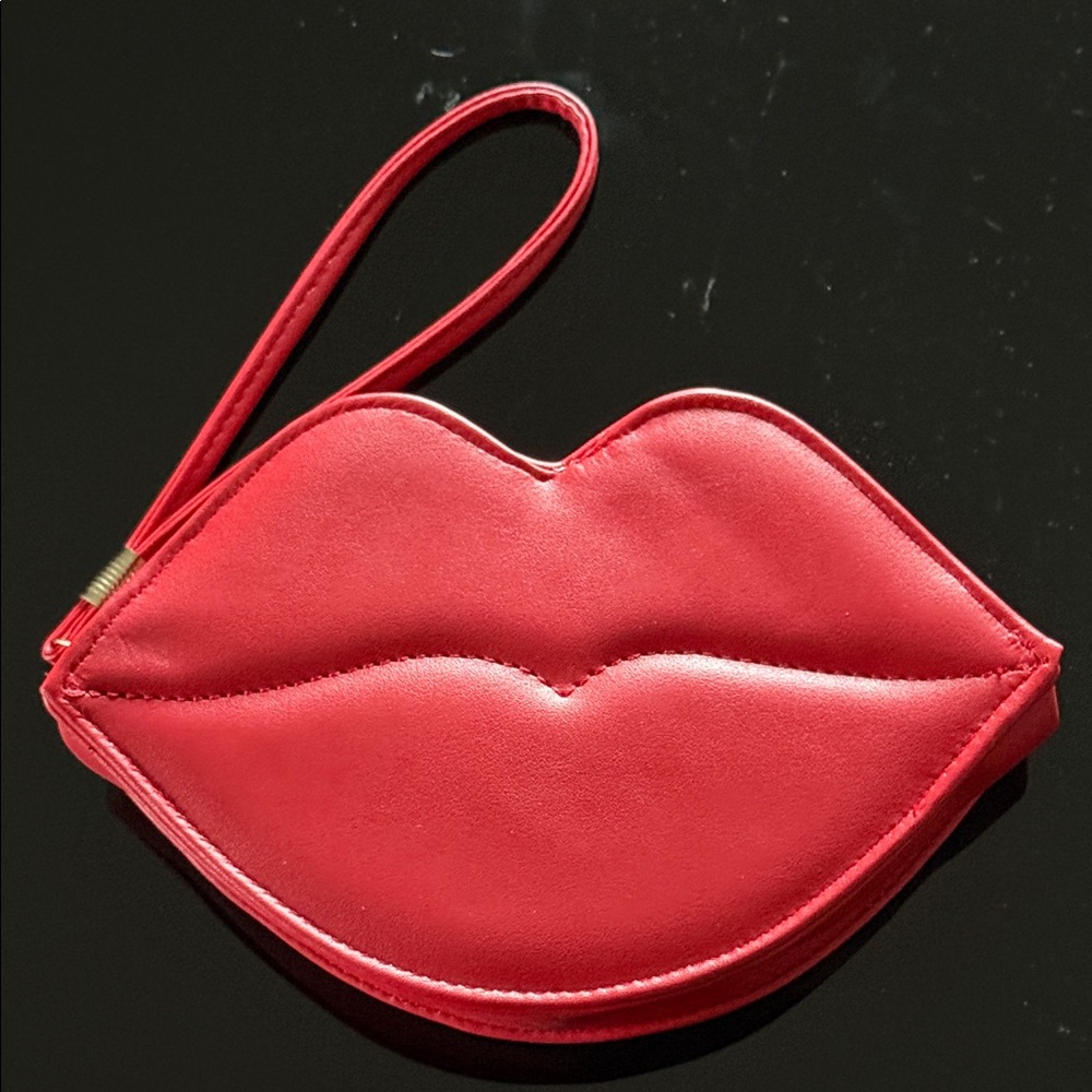 Red Lip-Shaped Clutch with gold chain